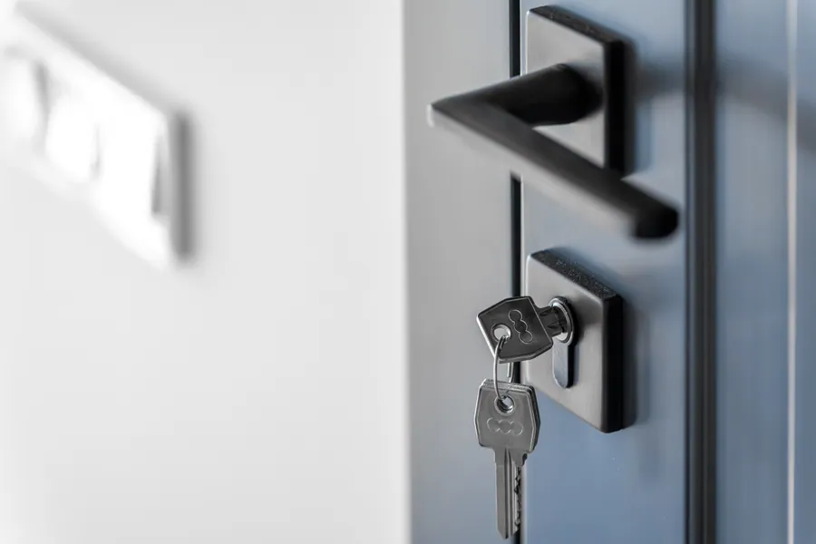 Chave na fechadura de uma porta em Maceió
