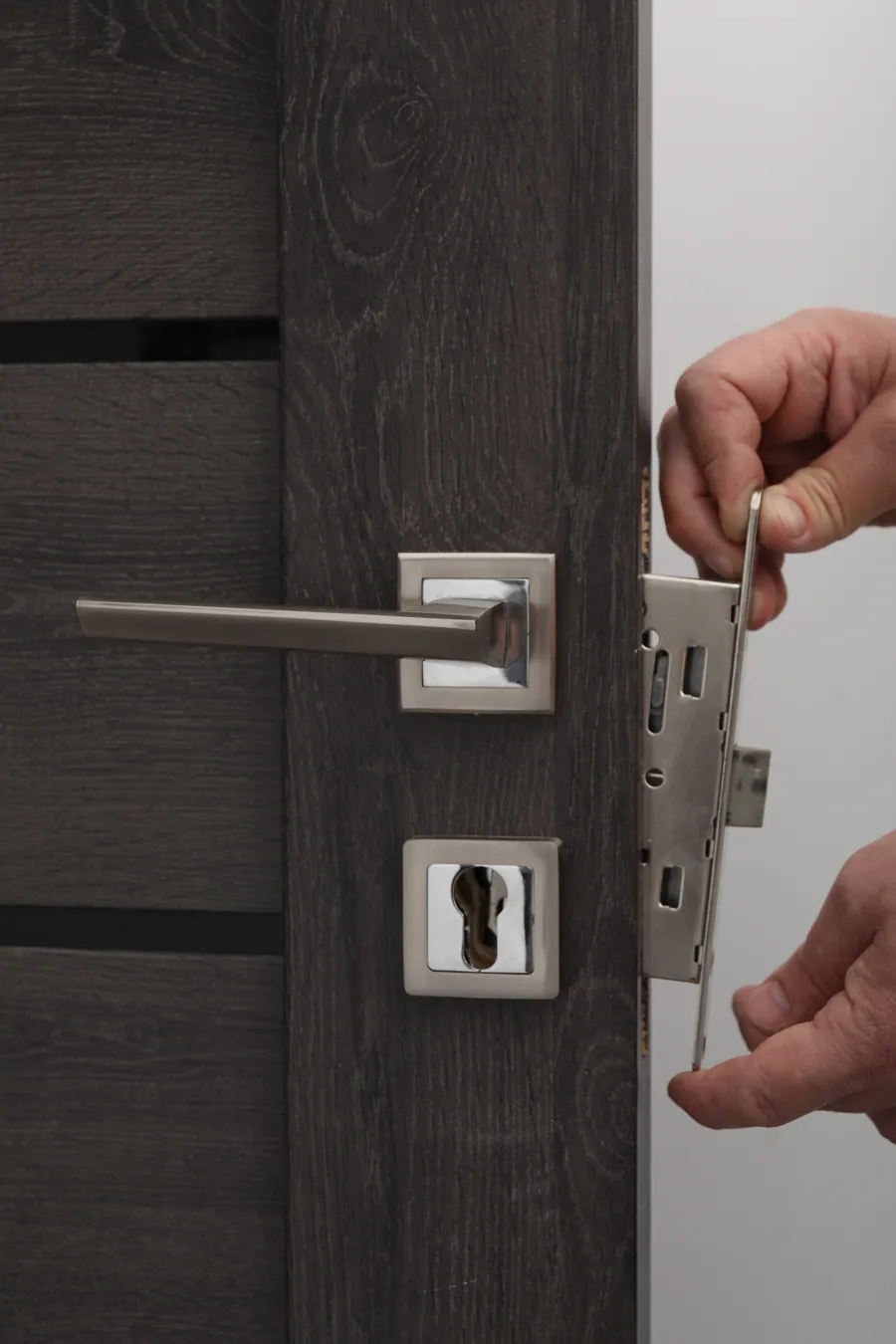Reparo de fechadura de porta com ferramenta